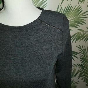 5/$20 Adorable sweatshirt with zipper detail